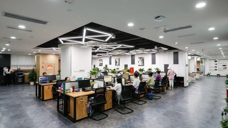 叉车操作后，应及时进行清洁和保养，以延长叉车的使用寿命。具体包括：