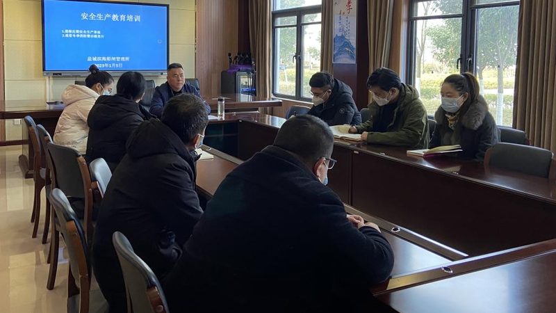 小标题：了解培训学校的资质