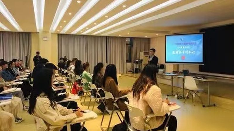 叉车安全操作规范图解：保障作业安全的关键指南