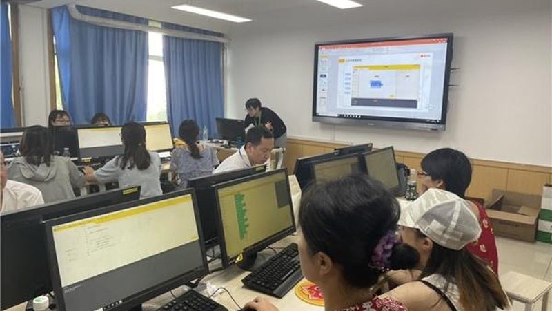 小标题：行业趋势与热门专业